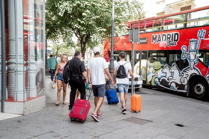 Archivo - Imagen de recursos de turistas en Madrid.