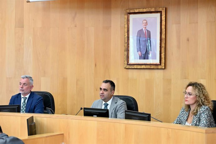 El presidente de la Diputación de Granada, Francis Rodríguez, preside el pleno mensual de la institución.