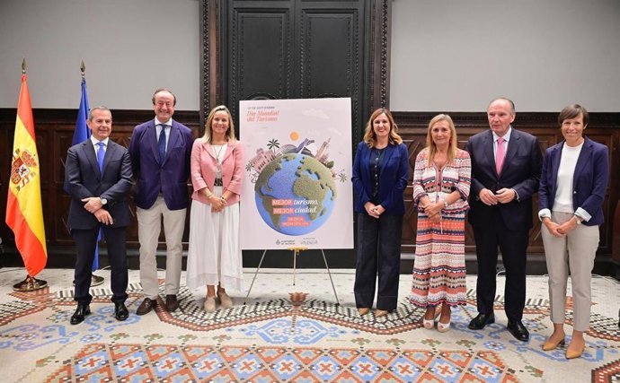 La alcaldesa de València, María José Catalá, preside junto a la edil Paula Llobet y representantes de empresas  y el sector turístico el Día Mundial del Turismo.