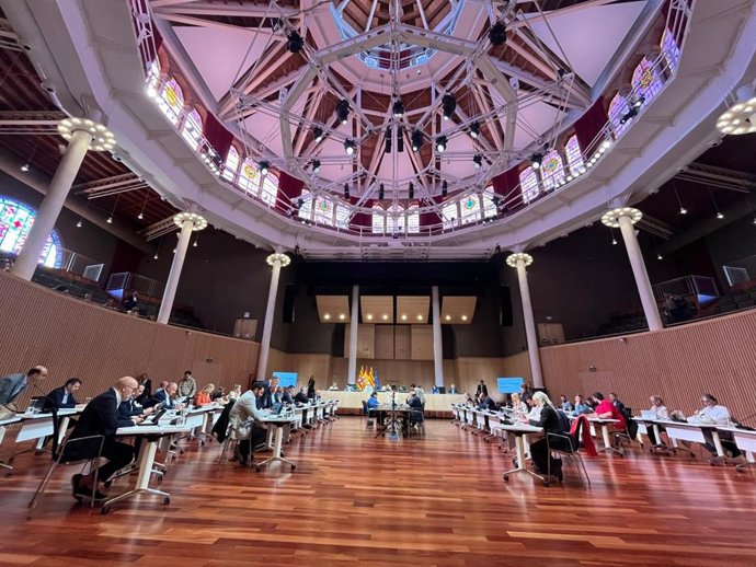 Imagen del pleno de septiembre de 2025 en el Paranimf de la Diputación de Barcelona.