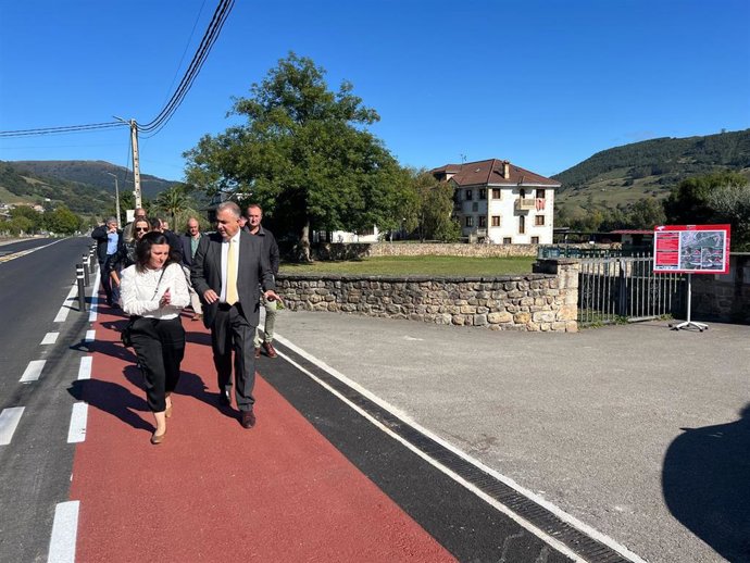 El consejero de Fomento, Roberto Media, inaugura la mejora de la red de drenaje de la carretera CA-271