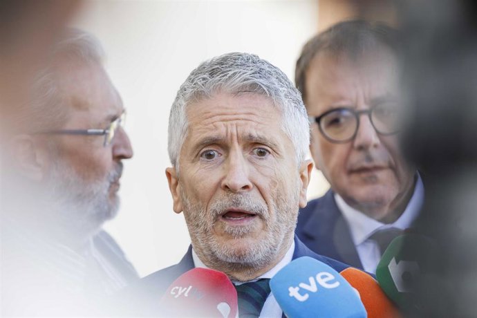 El ministro del Interior, Fernando Grande-Marlaska, atiende a los medios de comunicación en la celebración de La Mercede en el Centro Penitenciario de Segovia.