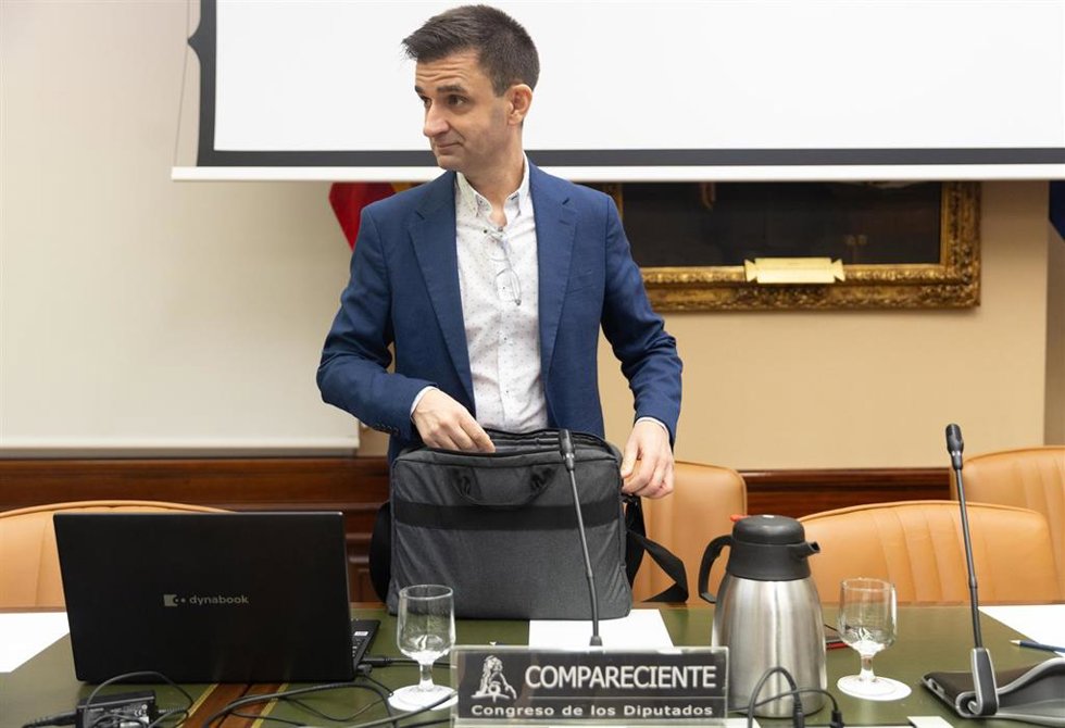 El presidente del Consejo de Administración de la Corporación RTVE y sus Sociedades, José Pablo López, llega a comparecer en la Comisión Mixta de Control Parlamentario de la Corporación RTVE y sus Sociedades, en el Congreso de los Diputados, a 25 de sep