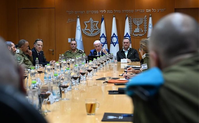 O primeiro-ministro de Israel, Benjamin Netanyahu, junto com o ministro da Defesa, Israel Katz, participa de uma reunião com comandantes militares.