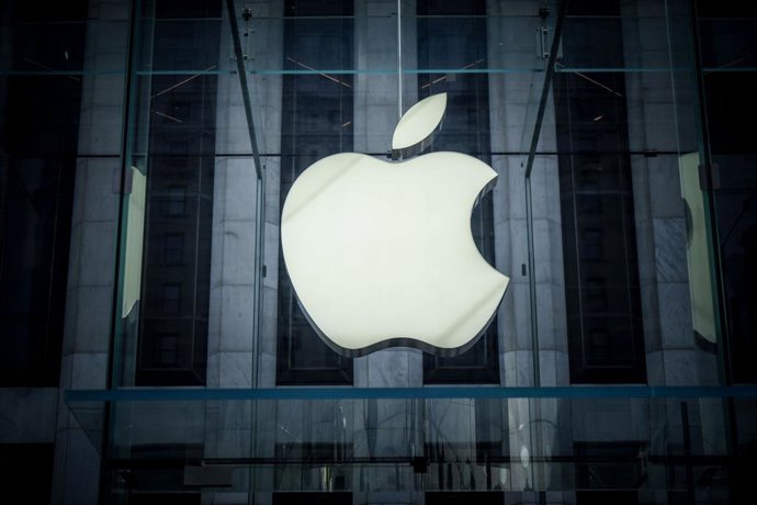 Archivo - FILED - 16 September 2023, US, New York: Apple logo is seen in Manhattan. Photo: Michael Kappeler/dpa