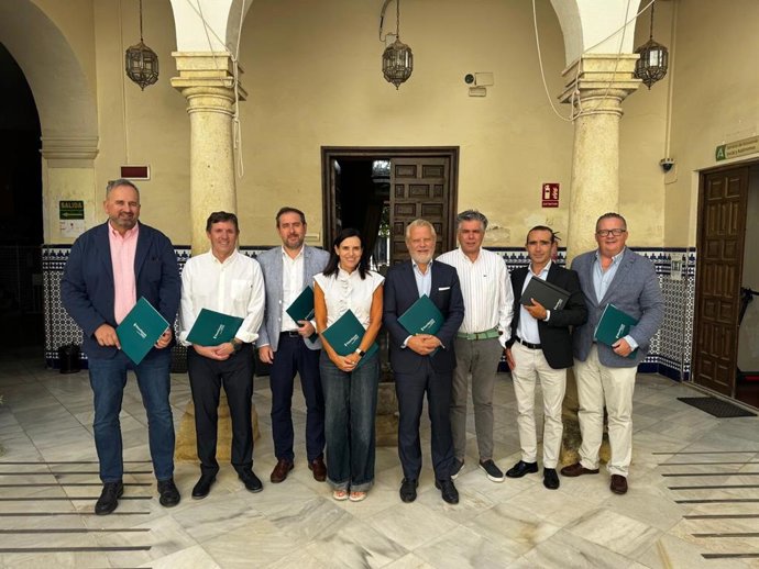 La delegada de Empleo, Empresa y Trabajo Autónomo, María Dolores Gálvez (centro), en el encuentro con representantes de la asociación 'Mandatum'.