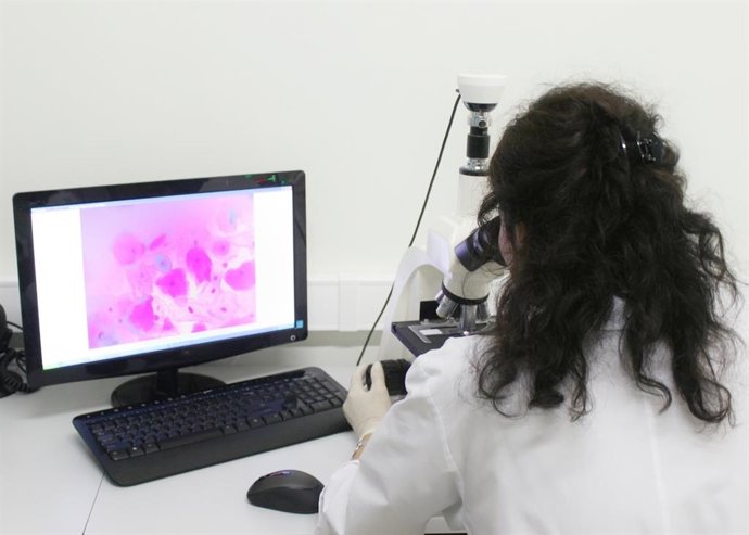 Inmunóloga trabajando en laboratorio.