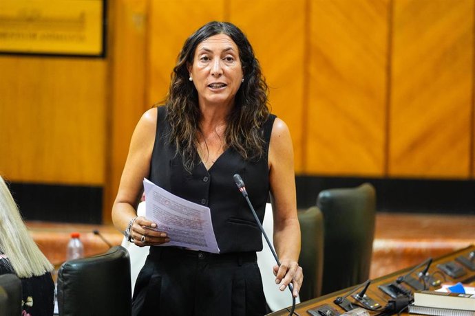 La consejera de Inclusión Social, Juventud, Familias e Igualdad, Loles López, en pleno parlamentario. A fecha de 25 de septiembre de 2025.