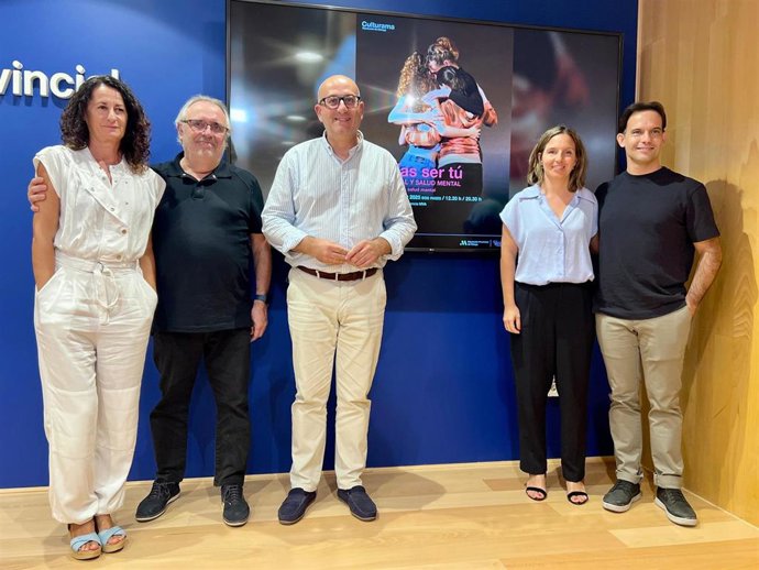 El vicepresidente de Cultura, Manuel López Mestanza, junto a Joan Lluís Bozzo, director de Dagoll Dagom y Enraona Teatre; Laura Reina, directora de ITA Salud Mental; Nacho Fortes, director de la obra en Andalucía, y la actriz Asun Ayllón.