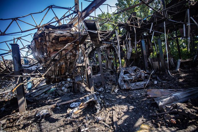 12 de setembro de 2025, Ucrânia, Sumy: Uma oficina de reparos de carros em Sumy é vista completamente destruída após um ataque de drones russos. Foto: Francisco Richart/ZUMA Press Wire/dpa