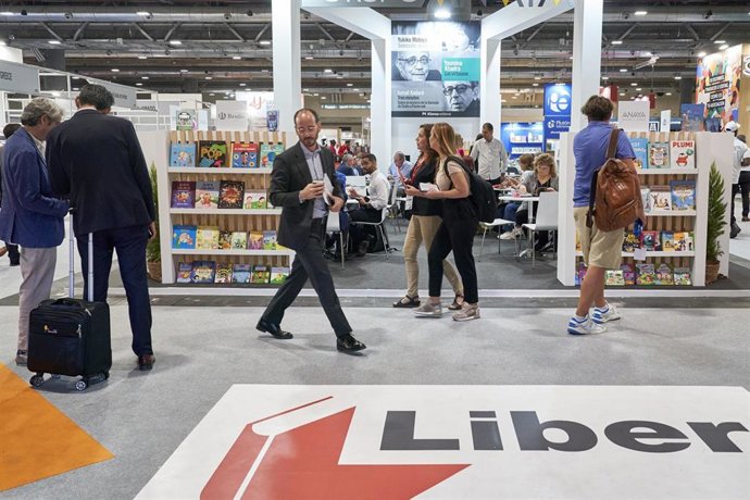 Archivo - Un total de 9.235 personas visitan la Feria Internacional del Libro en Madrid, un 10% más que en la edición anterior 