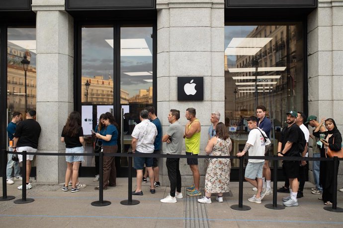 Clientes fazem fila do lado de fora de uma loja da Apple durante o lançamento de novos produtos da Apple na Apple Store da Puerta del Sol em 19 de setembro de 2025 em Madri, Espanha. O lançamento apresenta um novo design, excelente potência e um novo
