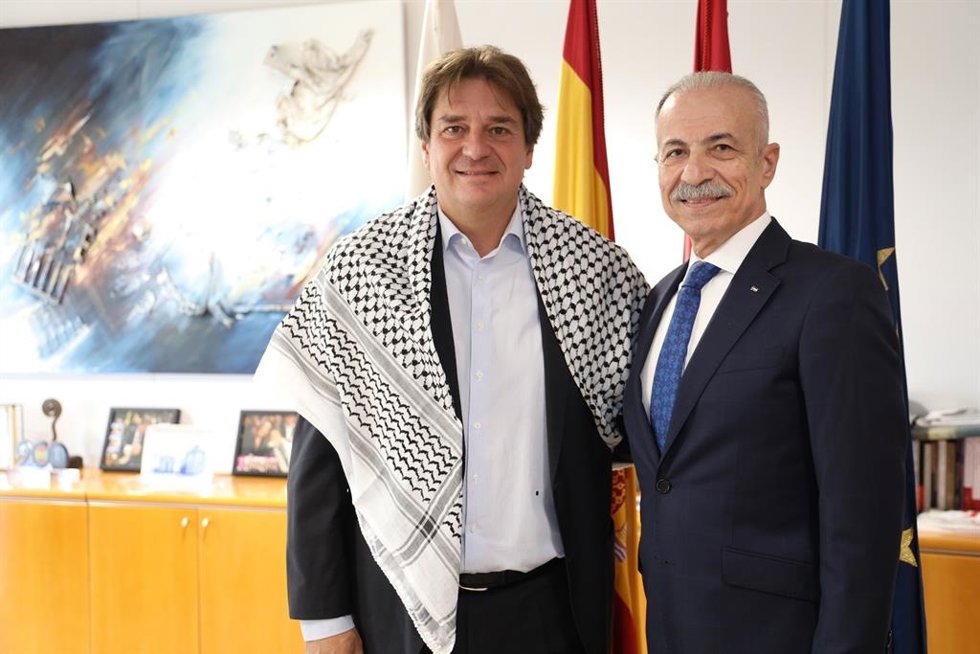 El alcalde de Fuenlabrada, Javier Ayala, se reúne con el embajador de Palestina.