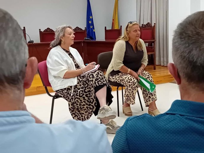 La alcaldesa de Lopera, Carmen Torres, y la delegada de Inclusión Social, Ángela Hidalgo, en la reunión sobre el CPA.