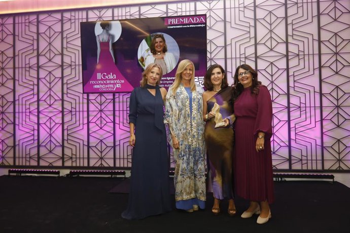 Rocío Blanco muestra el 'Reconocimiento MarcaMujer 2025', que, en la categoría de 'Compromiso', ha recogido en Córdoba.