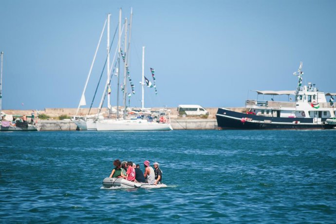 12 September 2025, Tunisia, Bizerte: The Global Sumud Flotilla docks at the port of Bizerte, in northern Tunisia. The flotilla, which aims to break Israel's blockade on Gaza, has postponed its departure to Saturday due to logistical reasons, according to 