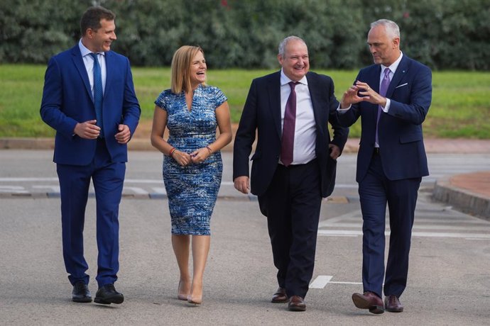 La delegada del Govern a València, Pilar Bernabé; el ministre d'Indústria i Turisme, Jordi Hereu (2d); i el director general de Danone, François Lacombe (d); durant la inauguració de l'Hub d'Innovació.