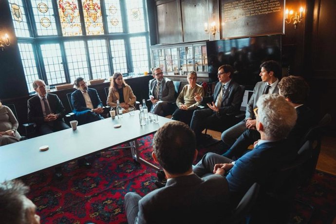 El presidente de la Generalitat, Salvador Illa, en una reunión con directivos catalanes de empresas en el Reino Unido, en Londres