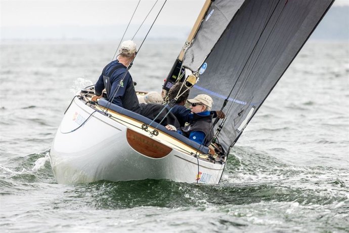 El rey emérito Juan Carlos I en el 'Bribón' durante la jornada de jueves del Mundial de 6 metros.