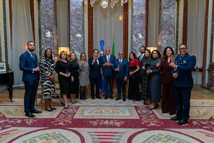El Embajador posando con la condecoración