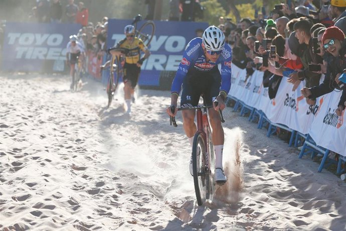 Archivo - El ciclista neerlandés Mathieu Van der Poel, en el arenero de la Copa del Mundo de Ciclocross UCI - Benidorm Costa Blanca.