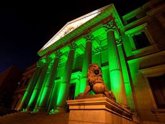 Foto: El Congreso de los Diputados y otros edificios emblemáticos españoles se iluminan para homenajear a los farmacéuticos