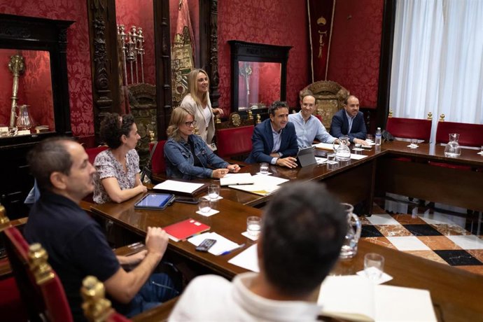 Reunión de los integrantes de la Mesa del Ferrocarril en el Ayuntamiento de Granada.