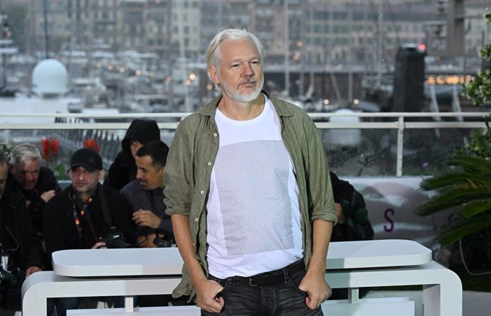 Archivo - 20 May 2025, France, Cannes: Australian editor and activist Julian Assange, poses wearing a T-shirt bearing names of Palestinians killed in Gaza, during the photocall for the film The Six Billion Dollar Man at the 78th Cannes Film Festival. Phot