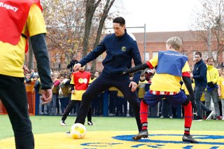 Archivo - Alumnos jugando al fútbol