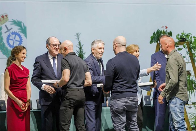 El Defensor del Pueblo, Ángel Gabilondo (2i) y el ministro de Interior, Fernando Grande-Marlaska (c), durante la entrega de condecoraciones en los actos de celebración de La Merced, en el Centro Penitenciario de Segovia.