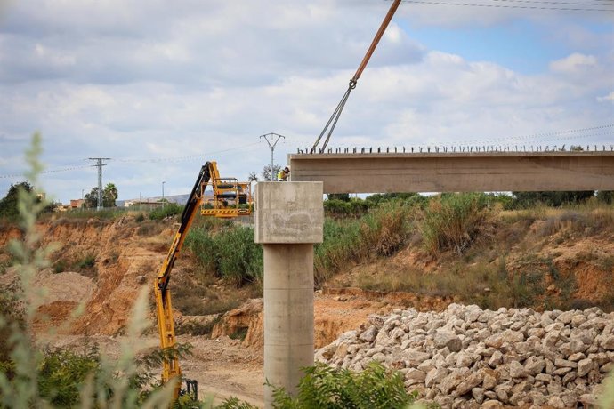 La Generalitat col·loca les bigues de la nova passarel·la del CEIP Juan XXIII a Torrent  i introduïx millores per a fer-la més resiliente enfront de riuades