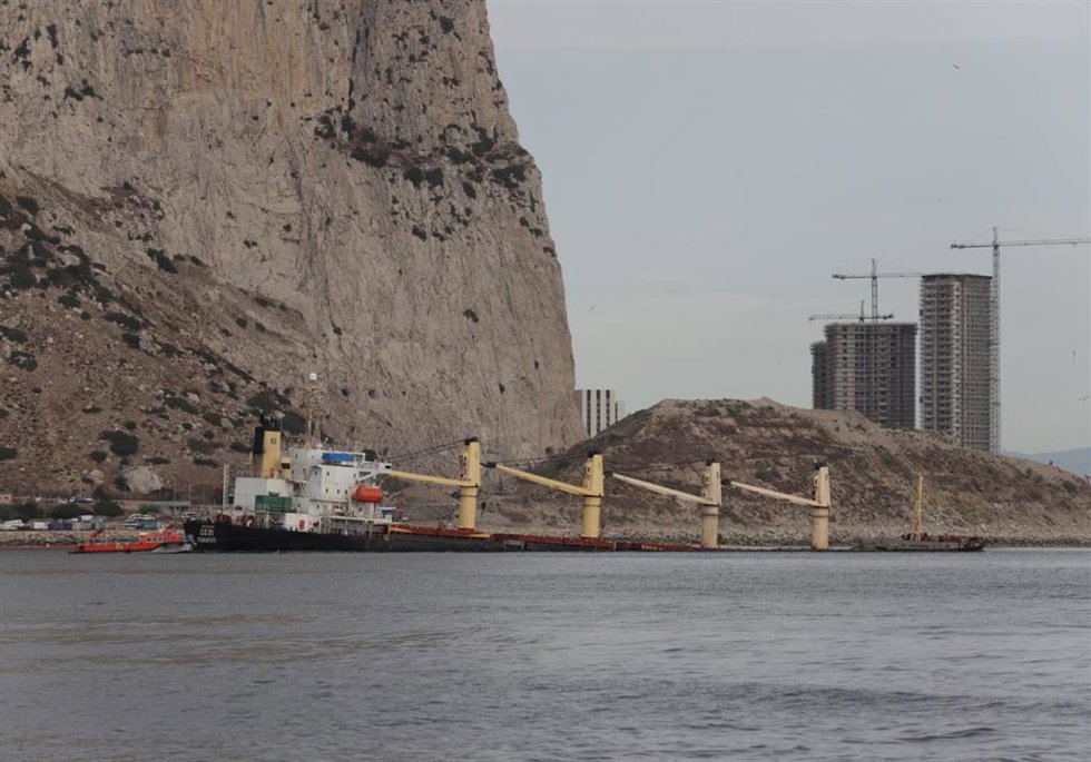 Archivo - Equipos de salvamento marítimo trabajan para extraer el combustible del buque granelero OS35  semihundido junto al Estrecho de Gibraltar, en una imagen de archivo