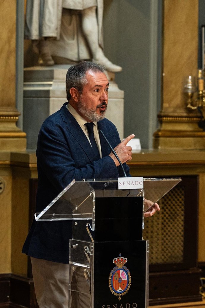 El portavoz del PSOE en el Senado, Juan Espadas, durante una rueda de prensa, en el Senado, a 4 de septiembre de 2025, en Madrid (España). 