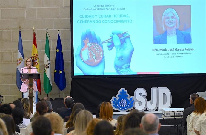 La alcaldesa de Jerez de la Frontera (Cádiz), María José García-Pelayo, interviniendo en la inauguración del Congreso Nacional Cuidar y curar heridas, generando conocimiento, de la Orden de San Juan de Dios.
