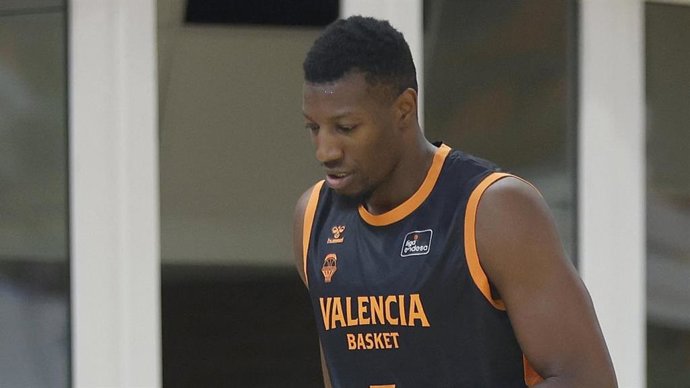 Yankuba Sima, en un partido de pretemporada con el Valencia Basket.