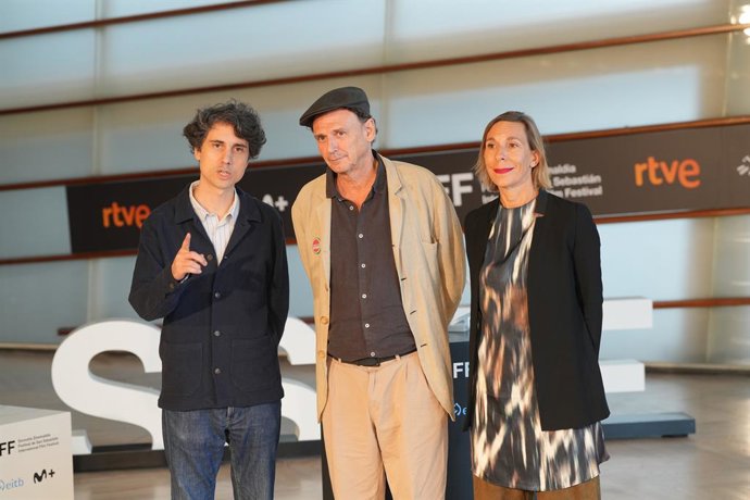 El director José Luis Guerín (c) posa junto al equipo del documental durante la presentación de 'Historias del Buen Valle' en el Festival de Cine de San Sebastián, a 25 de septiembre de 2025, en San Sebastián, Guipúzcoa, País Vasco (España). El film vuelv