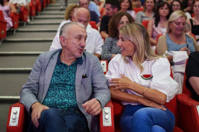 La vicepresidenta segunda y ministra de Trabajo y Economía Social, Yolanda Díaz, acompañada por el secretario general de UGT, Pepe Álvarez, 