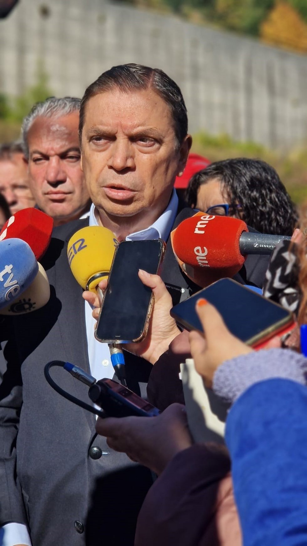 El ministro de Agricultura, Pesca y Alimentación, Luis Planas, durante su visita a la ganadería Diego Morcuende en Tremor de Arriba (León).