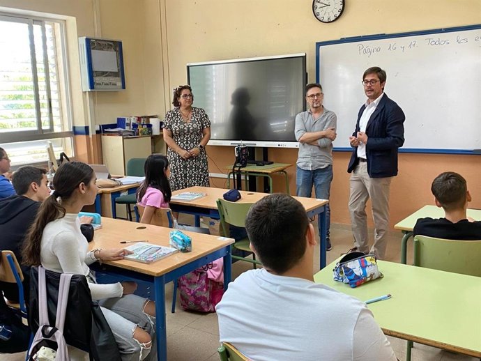 El delegado de Desarrollo Educativo y Formación Profesional, Diego Copé, en su visita al IES Santa Rosa de Lima.