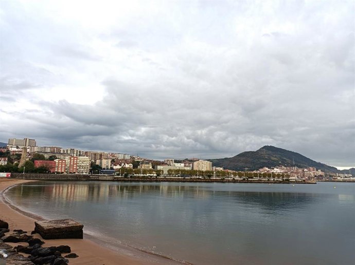 Santurtzi (Bizkaia) bajo una capa de nubes