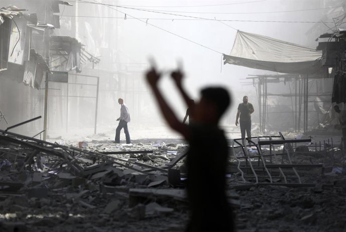 24 September 2025, Palestinian Territories, Gaza: Palestinians walk through the ruins of their destroyed neighborhood after an Israeli air strike on Gaza City. Photo: Omar Ashtawy/APA Images via ZUMA Press Wire/dpa