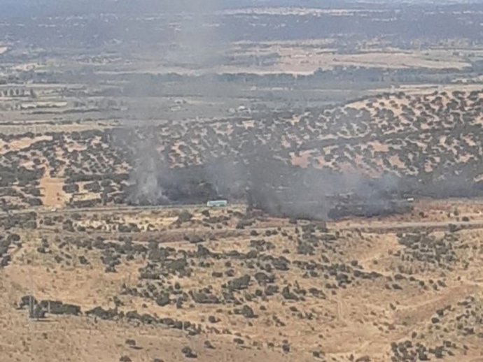 Incendio forestal junto a carreteras en Plasencia.