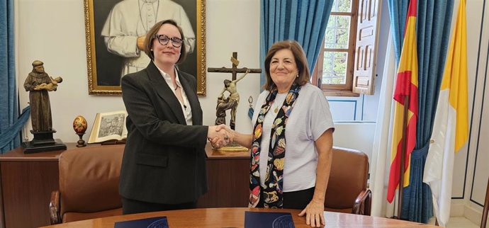 En la imagen, la fundadora y socia directora de Cambridge Biocapital, Andrea Martos,  y la presidenta de la UCAM, María Dolores García, tras la firma del convenio