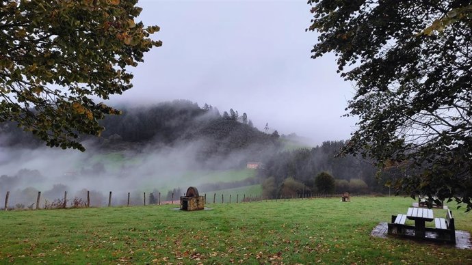 Archivo - Niebla en Karrantza (Bizkaia)