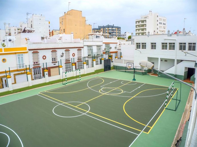 Archivo - Pistas deportivas en un colegio de San Fernando.