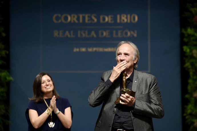 El cantautor y compositor Joan Manuel Serrat  durante la entrega del galardón del XIV Premio Cortes de la Real Isla de León, este pasado miércoles en San Fernando.