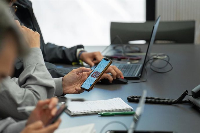 Archivo - Un trabajador de un equipo de Protecció Civil durante una prueba de envío masivo de mensajes a teléfonos móviles inteligentes para alertar de emergencias, en la sala de mandos del CECAT, en una imagen  de archivo.