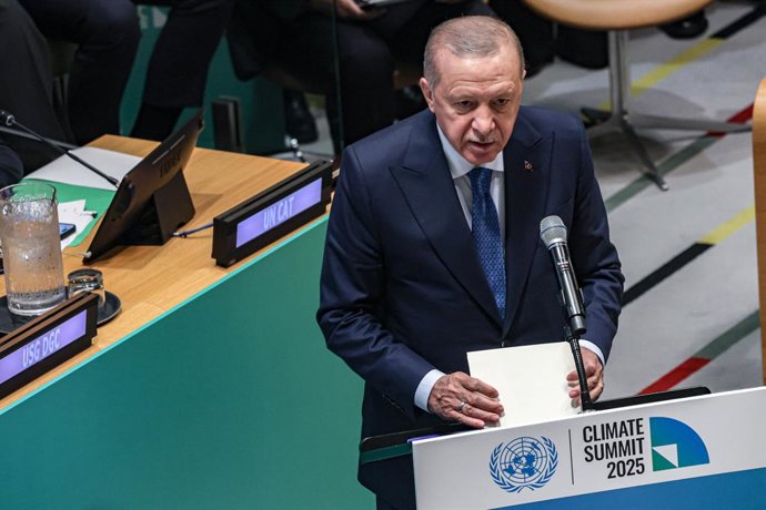 24 de setembro de 2025, Nova York, Nova York, EUA: O presidente da Turquia, RECEP TAYYIP ERDOGAN, sobe ao pódio para fazer um discurso na Cúpula do Clima da UNGA80: quase 100 nações e 40 líderes apoiaram novas metas climáticas antes da COP30 no Brasil, co