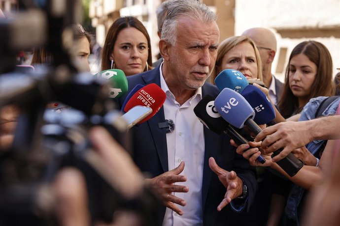 El ministro de Política Territorial y Memoria Democrática, Ángel Víctor Torres, atiende a los medios durante su visita a a Alaqùas, en el Castell d’Alaquàs, a 24 de septiembre de 2025, en Alaquàs, Valencia, Comunidad Valenciana (España). El ministro ha vi