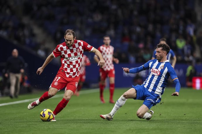 Archivo - Daley Blind of Girona FC and Javi Puado of RCD Espanyol in action during the Spanish league, La Liga EA Sports, football match played between RCD Espanyol and Girona FC at RCDE Stadium on March 10, 2025 in Cornella, Barcelona, Spain.